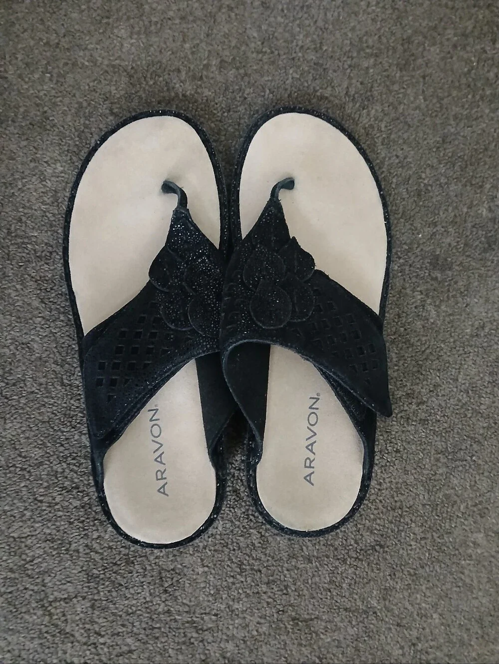 Aravon Women’s Black Leather Floral Toe-Post Sandals Size 7B.